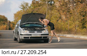 Sexy woman with broken car on the road. Стоковое видео, видеограф Илья Шаматура / Фотобанк Лори