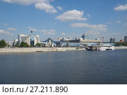 Москва. Летний вид на Краснопресненскую набережную (2017 год). Редакционное фото, фотограф Елена Коромыслова / Фотобанк Лори