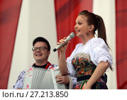 Марина Девятова выступает на концерте в День Победы (2016 год). Редакционное фото, фотограф Free Wind / Фотобанк Лори