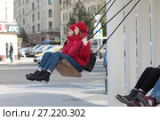 Москвички, близняшки катаются на качелях (2017 год). Редакционное фото, фотограф Дмитрий Неумоин / Фотобанк Лори