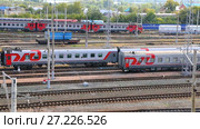 View on the railway track with train and railway depot at the Samara railway station in summer day. Редакционное видео, видеограф FotograFF / Фотобанк Лори