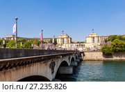Вид на мост Йены (pont d'Iena), парк Трокадеро (Jardins duTrocadero), дворец Шайо, La Defense в Париже (2017 год). Редакционное фото, фотограф Николай Коржов / Фотобанк Лори