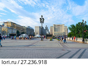 Манежная площадь. Four Seasons Hotel Moscow 5* (ранее - гостиница "Москва") и Государственная Дума, Москва, Россия (2016 год). Редакционное фото, фотограф Ольга Коцюба / Фотобанк Лори