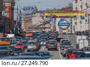 Вид на увешанную рекламой Тверскую улицу в 2010 году. Редакционное фото, фотограф Сайганов Александр / Фотобанк Лори