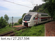 Двухэтажный поезд Stadler «Тбилиси — Батуми» на побережье Черного моря. Грузия (2017 год). Редакционное фото, фотограф Алексей Гусев / Фотобанк Лори