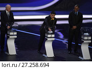 Финальная жеребьевка ЧМ по футболу ФИФА 2018 в России. Final Draw for the 2018 FIFA World Cup Russia. Легенды футбола Никита Симонян, Диего Марадона и Кафу. (2017 год). Редакционное фото, фотограф Александр С. Курбатов / Фотобанк Лори