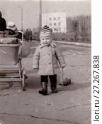Маленький мальчик везет игрушечную машинку на веревке, 1970-е годы. Редакционное фото, фотограф Илюхина Наталья / Фотобанк Лори