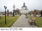 Город Тула, Лавочки для отдыха на фоне Николо Зарецкой церкви осенним днём (2017 год). Редакционное фото, фотограф Игорь Низов / Фотобанк Лори