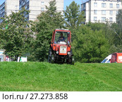 Скашивание травы трактором в парке. Район Гольяново. Город Москва (2008 год). Редакционное фото, фотограф lana1501 / Фотобанк Лори
