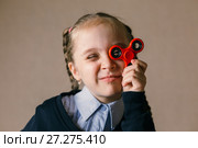 Девочка прислонила спиннер к глазу. Стоковое фото, фотограф Иван Карпов / Фотобанк Лори