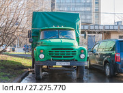 ЗИЛ-130 (ZIL) бортовой грузовик с тентом на стоянке (2016 год). Редакционное фото, фотограф Алёшина Оксана / Фотобанк Лори