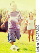 boy with parents playing in soccer. Стоковое фото, фотограф Яков Филимонов / Фотобанк Лори