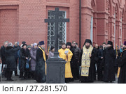 Заупокойная лития на могиле родственников святителя Филарета в подмосковной Коломне (2017 год). Редакционное фото, фотограф Дмитрий Неумоин / Фотобанк Лори