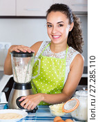 Girl cooking croquettes and using blender. Стоковое фото, фотограф Яков Филимонов / Фотобанк Лори