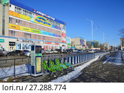 Россия, город Благовещенск, улица Зейская, 181. Торговый центр, магазины "Спортмастер", "Радуга детства" (2017 год). Редакционное фото, фотограф Овчинникова Ирина / Фотобанк Лори