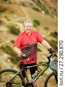Portrait male cyclist with a mountain bike. Стоковое фото, фотограф Наталья Давыдова / Фотобанк Лори