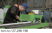 Work on the preparation of the bed of a metal-cutting machine for assembly. The locksmith performs a hand scraping operation. (2017 год). Редакционное видео, видеограф Андрей Радченко / Фотобанк Лори