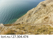 Люди идут по крутой высокой лестнице к морю. Россия, Анапа, Супсех (2017 год). Редакционное фото, фотограф Наталья Гармашева / Фотобанк Лори