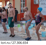 Закаленные мужчины и женщина танцуют на предновогодней ярмарке в городе Заводоуковске. Моржевание и закалка (2017 год). Редакционное фото, фотограф Анатолий Матвейчук / Фотобанк Лори