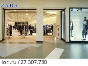 Zara shop in shopping center Aquarell (2017 год). Редакционное фото, фотограф Курганов Александр / Фотобанк Лори