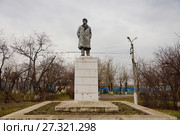 Памятник В.И Ленину в сквере города Ужура. (2017 год). Редакционное фото, фотограф Светлана Попова / Фотобанк Лори
