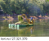 Рабочий на плавающем экскаваторе очищает от водорослей водоем. Чистые Пруды. Басманный район. Город Москва (2008 год). Редакционное фото, фотограф lana1501 / Фотобанк Лори