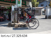 Рикша на улицах города. Вид транспорта, распространенный в Японии. Остров Itsukusima, Япония (2013 год). Редакционное фото, фотограф Кекяляйнен Андрей / Фотобанк Лори