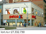 Магазин для животных Petco на Бродвее. Манхеттен, Нью-Йорк, США (2017 год). Редакционное фото, фотограф Валерия Попова / Фотобанк Лори