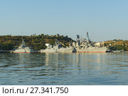 Сторожевые корабли "Пытливый" (868) и "Адмирал Григорович" (494) и большой противолодочный корабль "Керчь" (753) в Севастопольской бухте (2017 год). Редакционное фото, фотограф Наталья Гармашева / Фотобанк Лори