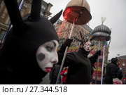 Артисты в необычных костюмах принимают участие в театральном шествии по пешеходной улице Тверская в центре города Москвы во время проведения фестиваля Путешествие в Рождество и празднования Нового года, Россия (2018 год). Редакционное фото, фотограф Николай Винокуров / Фотобанк Лори