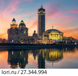 Московский международный Дом музыки на закате. Элитная гостиница Swissotel RedHills (2013 год). Редакционное фото, фотограф Юрий Кирсанов / Фотобанк Лори
