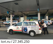 Taxi driver at Ho Chi Minh airport (2017 год). Редакционное фото, фотограф Александр Подшивалов / Фотобанк Лори