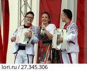Марина Девятова и дуэт "Баян-Микс" выступают на концерте в День Победы (2016 год). Редакционное фото, фотограф Free Wind / Фотобанк Лори