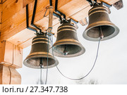 Новые церковные колокола на колокольне деревянной церкви Святого Великомученика и Целителя Пантелеимона в Обнинске (2013 год). Стоковое фото, фотограф Алёшина Оксана / Фотобанк Лори
