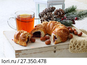 Viennese pie filled with apples and currants and a cup of tea on the table. Стоковое фото, фотограф Марина Володько / Фотобанк Лори