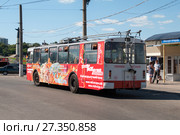 Чебоксары. Экскурсионный троллейбус ЗиУ-682Г-012 №716 на конечной остановке "Красная площадь" (2016 год). Стоковое фото, фотограф Дмитрий Щукин / Фотобанк Лори