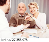 Old man and woman sign rent agreement. Стоковое фото, фотограф Яков Филимонов / Фотобанк Лори