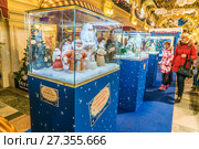 Коллекция новогодних игрушек Александра Олешко в ГУМе (2018 год). Редакционное фото, фотограф Виктор Тараканов / Фотобанк Лори