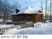 Старый деревянный дом с заколоченными окнами. Село Улейма. Угличский район. Ярославская область (2011 год). Стоковое фото, фотограф lana1501 / Фотобанк Лори