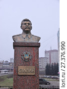 Липецк, улица Плеханова. Бюст И.В. Сталина около офиса КПРФ (2017 год). Редакционное фото, фотограф Илюхина Наталья / Фотобанк Лори