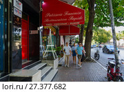 Улица (Rruga Ibrahim Rugova) в центре города Тирана, Албания (2017 год). Редакционное фото, фотограф Ольга Коцюба / Фотобанк Лори