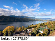 Раннее осеннее утро в городе Милльштатт-ам-Зе (Millstatt am See) на берегу озера Mилльштеттер. Земля Каринтия, Австрия (2017 год). Стоковое фото, фотограф Bala-Kate / Фотобанк Лори