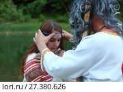 Мужчина на девушку надевает очелье. Стоковое фото, фотограф Марина Володько / Фотобанк Лори