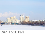 Екатеринбург. Набережная Городского пруда возле ККТ Космос (2015 год). Редакционное фото, фотограф Светлана Зотеева / Фотобанк Лори