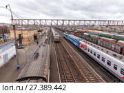 Freight and passenger trains at the main railway station. Богданович. Россия (2017 год). Редакционное фото, фотограф Евгений Ткачёв / Фотобанк Лори