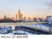 Парящий мост над Москворецкой набережной Москвы-реки и высотное здание на Котельнической набережной (2018 год). Редакционное фото, фотограф Алёшина Оксана / Фотобанк Лори
