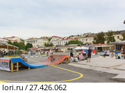 Небольшой скейт-парк на площади Трехсотлетия Российского флота в Центральном районе Севастополя. Артиллерийская бухта. Летний пасмурный вечер (2017 год). Редакционное фото, фотограф Наталья Гармашева / Фотобанк Лори