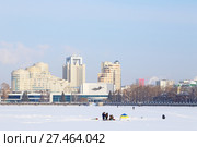 Екатеринбург. Рыбаки на Городском пруду напротив ККТ "Космос". Кубок города по ловле на мормышку со льда (2015 год). Редакционное фото, фотограф Светлана Зотеева / Фотобанк Лори