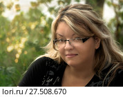 Улыбка уходящего лета. Молодая женщина на фоне заходящего солнца. Стоковое фото, фотограф oleg savichev / Фотобанк Лори