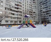 Детская игровая площадка во дворе жилых домов на Открытом шоссе. Район Метрогородок. Город Москва (2018 год). Стоковое фото, фотограф lana1501 / Фотобанк Лори
